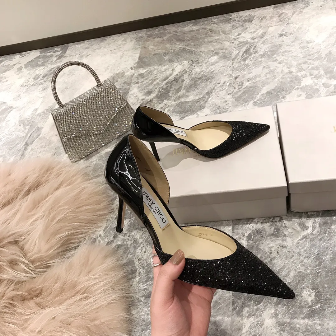 👟👟Ex-factory price👟👟Ex-factory price 520👟👟 Women's Shoe Factory 𝐉𝐢𝐦𝐦𝐲 𝐂𝐡𝐨𝐨 A pair of high heels that can conquer all men, a must-have item for all-match annual meetings Bilng Bilng is so beautiful that no one can take a breath away Material: Special Cretan spliced cow patent leather, sheepskin lining, Italian genuine leather outsole Heel height: 8cm Three colors: black, nude, silver Size: 35-39